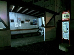 夜のバス停